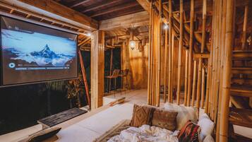 Suboya Bamboo house | Televisi