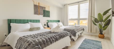 3 quartos, escrivaninha, ferros/tábuas de passar roupa, berço de viagem