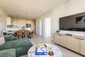 Smart TV, offices - Spacious 3BR Loft | 15 From NYC & MetLife| Great Value | Groups Welcome (Jersey City)