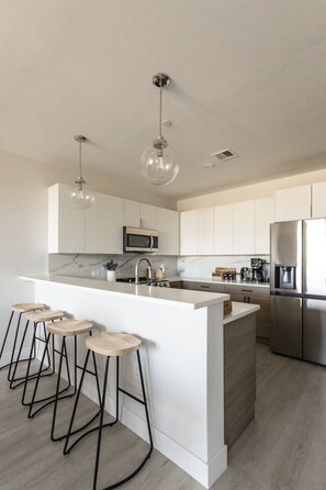 Fridge, microwave, oven, stovetop - Spacious 3BR Loft | 15 From NYC & MetLife| Great Value | Groups Welcome (Jersey City)