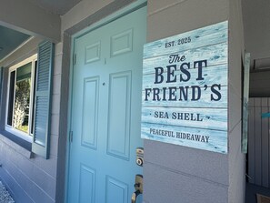 Exterior detail - Charming 2-bedroom cottage in Englewood minutes to the Gulf Beaches-Dog Friendly (Englewood)
