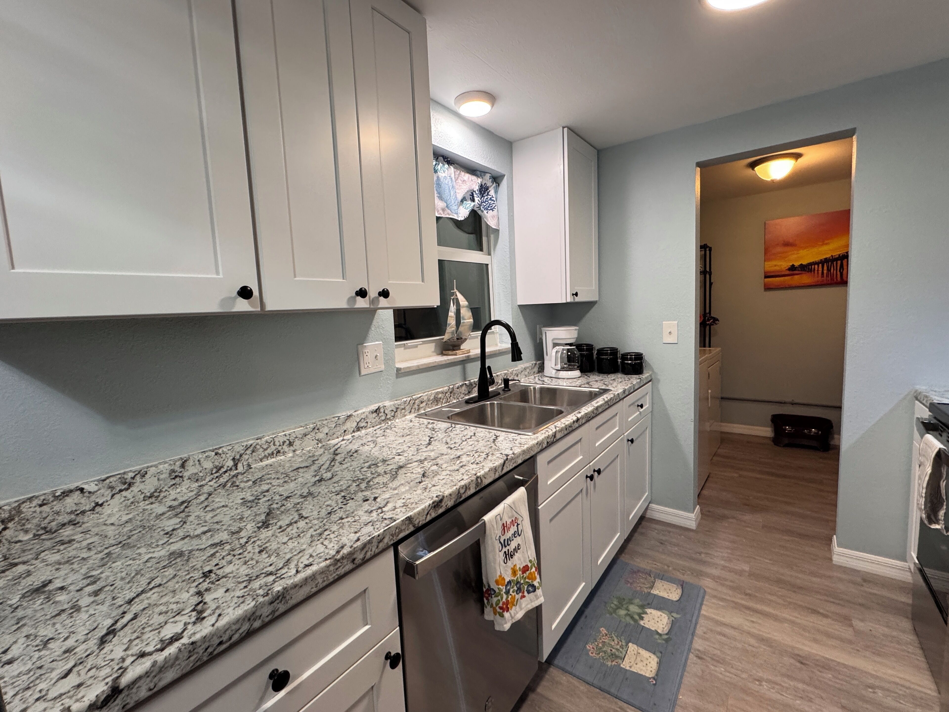 Een magnetron, een oven, een kookplaat, een vaatwasser