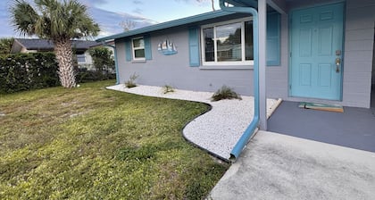 Charming 2-bedroom cottage in Englewood minutes to the Gulf Beaches-Dog Friendly