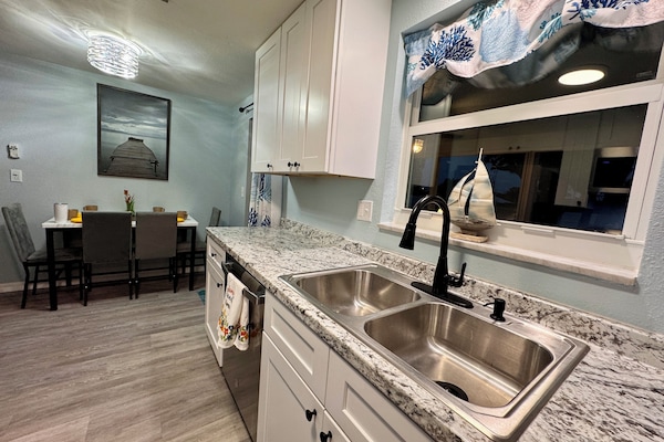 Microondas, horno, placa de cocina y lavavajillas