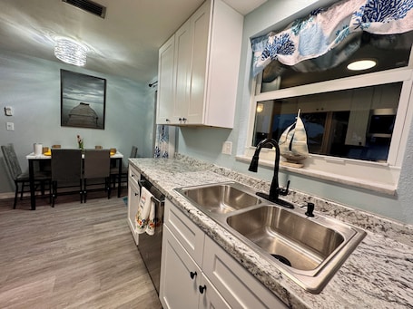 Microwave, oven, stovetop, dishwasher. Charming 2-bedroom cottage in Englewood minutes to the Gulf Beaches-Dog Friendly