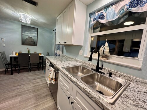 Charming 2-bedroom cottage in Englewood minutes to the Gulf Beaches-Dog Friendly