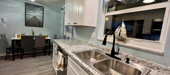 Charming 2-bedroom cottage in Englewood minutes to the Gulf Beaches-Dog Friendly