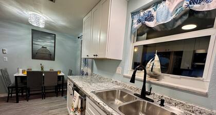 Charming 2-bedroom cottage in Englewood minutes to the Gulf Beaches-Dog Friendly