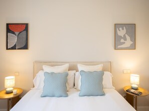 مكواة/لوح كي وخدمة الإنترنت وملاءات أسرّة