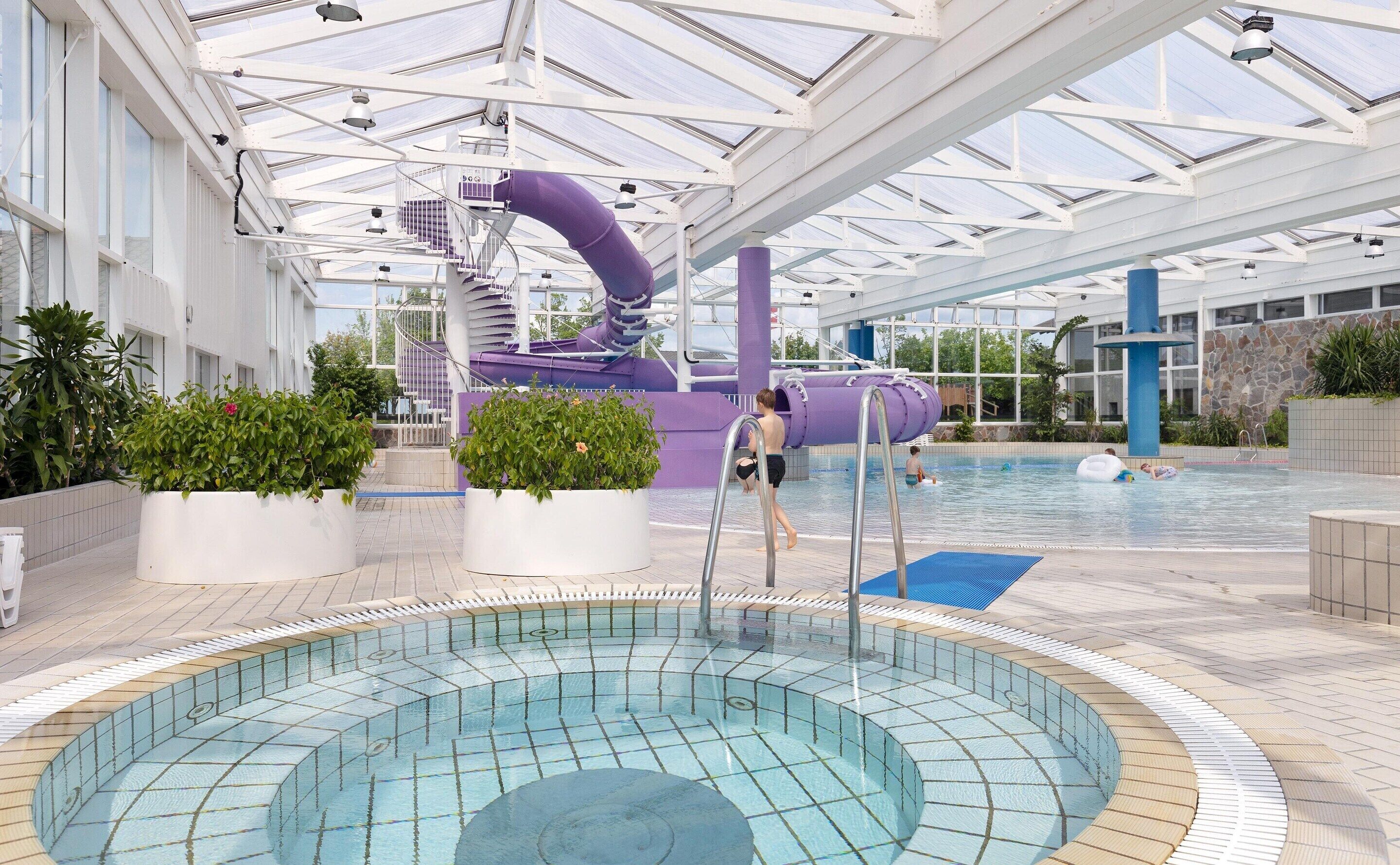 من حمّامات السباحة المغطاة، حمّام سباحة خارجي