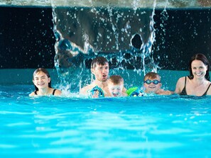 Kolam renang indoor dan kolam renang outdoor