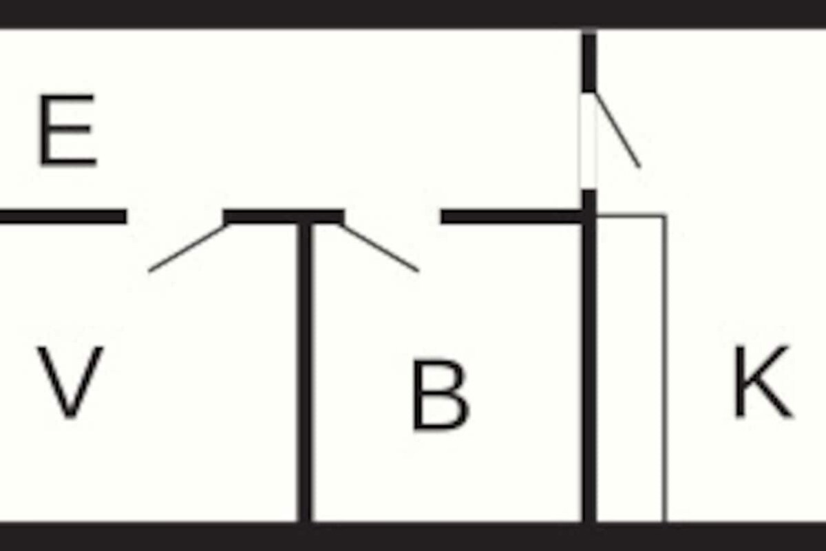 En planritning över ett hotellrum med märkningarna E, V, B, K, SP och O.