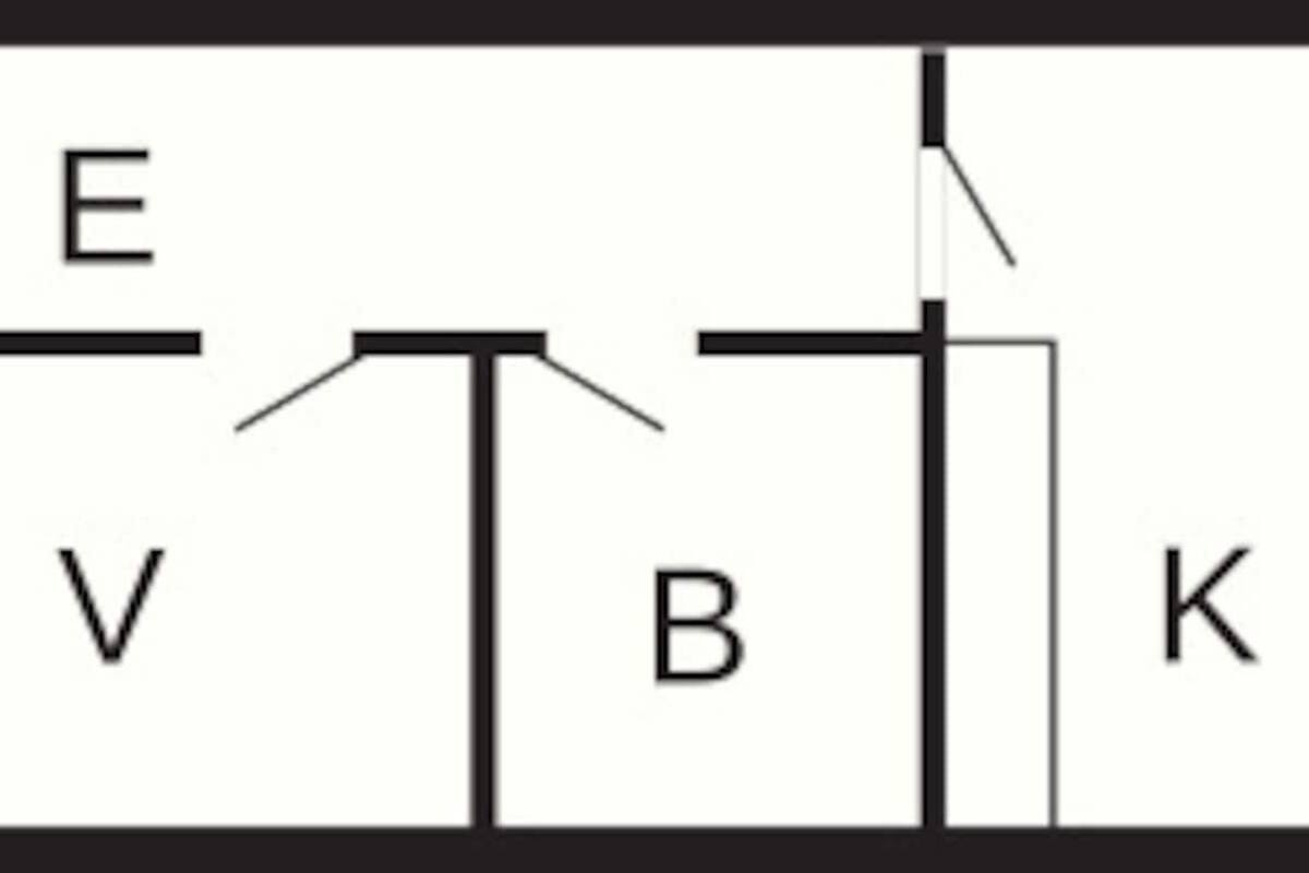 Planimetria di una camera d'albergo con le etichette E, V, B, K, SP e O.