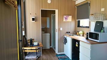 Frigorifero, microonde, piano cottura, macchina per tè/caffè