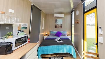 1 bedroom, bed sheets