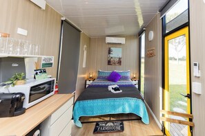 1 bedroom, bed sheets