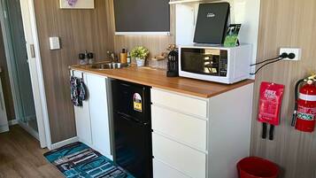 Frigorifero, microonde, piano cottura, macchina per tè/caffè