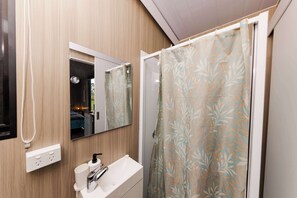 Een douche, een haardroger, handdoeken