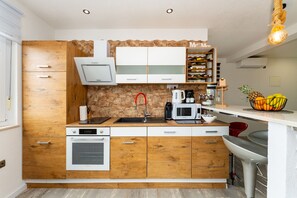 Apartamento | Cozinha privada | Cadeirão de bebê, produtos de limpeza