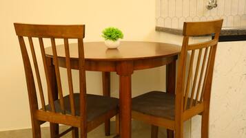 Familienstudio, Stadtblick | Essbereich im Zimmer