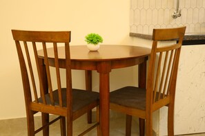 Family Studio, City View | In-room dining