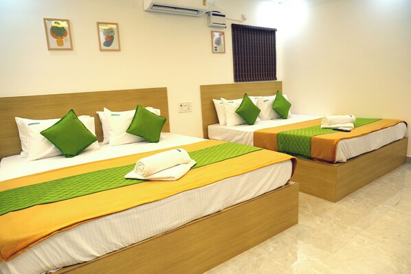 Quarto quádruplo família, vista para a montanha | Escrivaninha, espaço de trabalho para notebook, Wi-Fi de cortesia