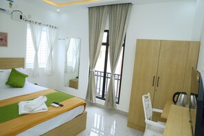 Quarto casal luxo, 1 cama King | Escrivaninha, espaço de trabalho para notebook, quartos à prova de som