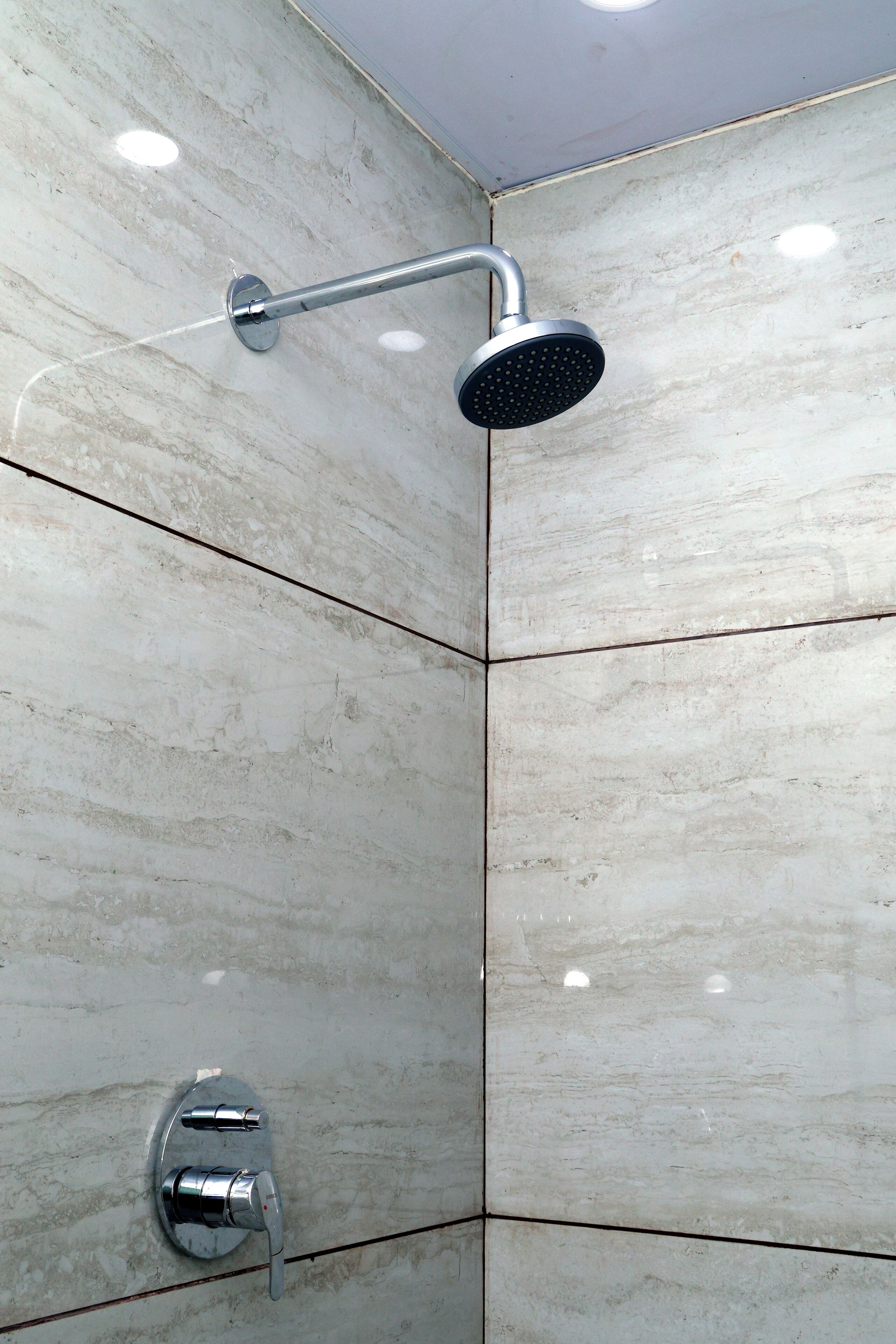 Douche, articles de toilette gratuits, chaussons, serviettes fournies