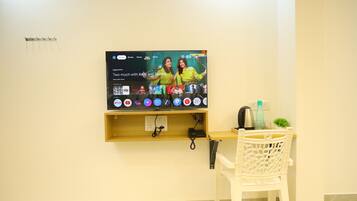 Quarto casal luxo, 1 cama King | Escrivaninha, espaço de trabalho para notebook, Wi-Fi de cortesia