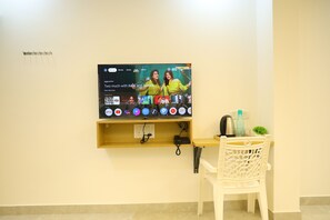 Quarto casal luxo, 1 cama King | Escrivaninha, espaço de trabalho para notebook, Wi-Fi de cortesia