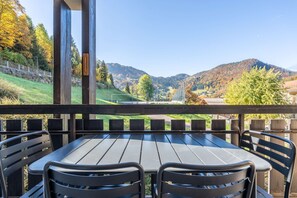 Outdoor dining - Belmont 2 : Appartement au centre village, 300 m des pistes (LA CLUSAZ)