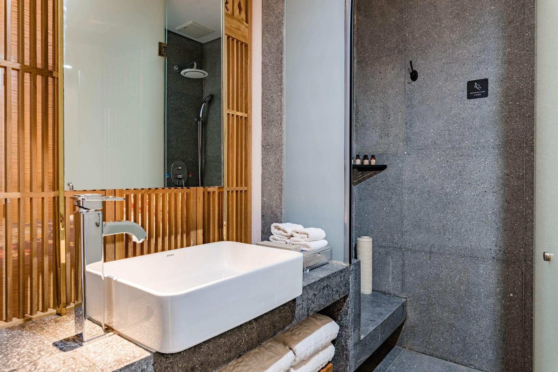 Een moderne badkamer met een rechthoekig wastafelmeubel, een spiegel en een douchecel.