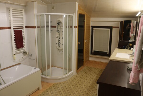 Dusche, Haartrockner, Bidet, Handtücher