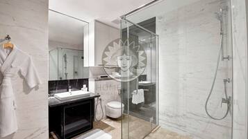 Superior Apartment, 1 Bedroom | Bilik Mandi | Kelengkapan dandanan diri percuma, pengering rambut, selipar