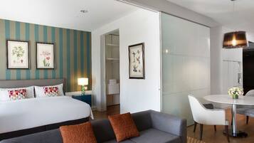 Superior Apartment, 1 Bedroom | Peti besi dalam bilik, meja, seterika/papan seterika, Wi-fi percuma