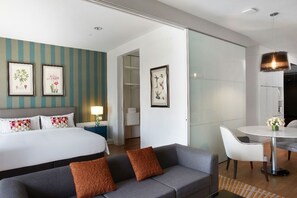 Superior Apartment, 1 Bedroom | Peti besi dalam bilik, meja, seterika/papan seterika, Wi-fi percuma