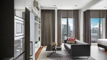 Peti besi dalam bilik, meja, seterika/papan seterika, Wi-fi percuma