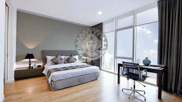 Premier Apartment, 2 Bedrooms | Peti besi dalam bilik, meja, seterika/papan seterika, Wi-fi percuma