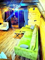 Deluxe Bungalow, Patio, Valley View | Living area