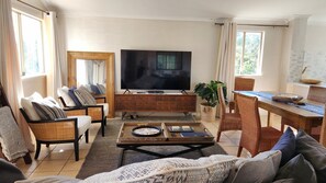 Fernseher, Tischtennisplatte, Bücher