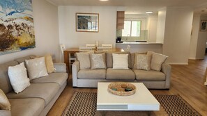 テレビ、卓球台、書庫