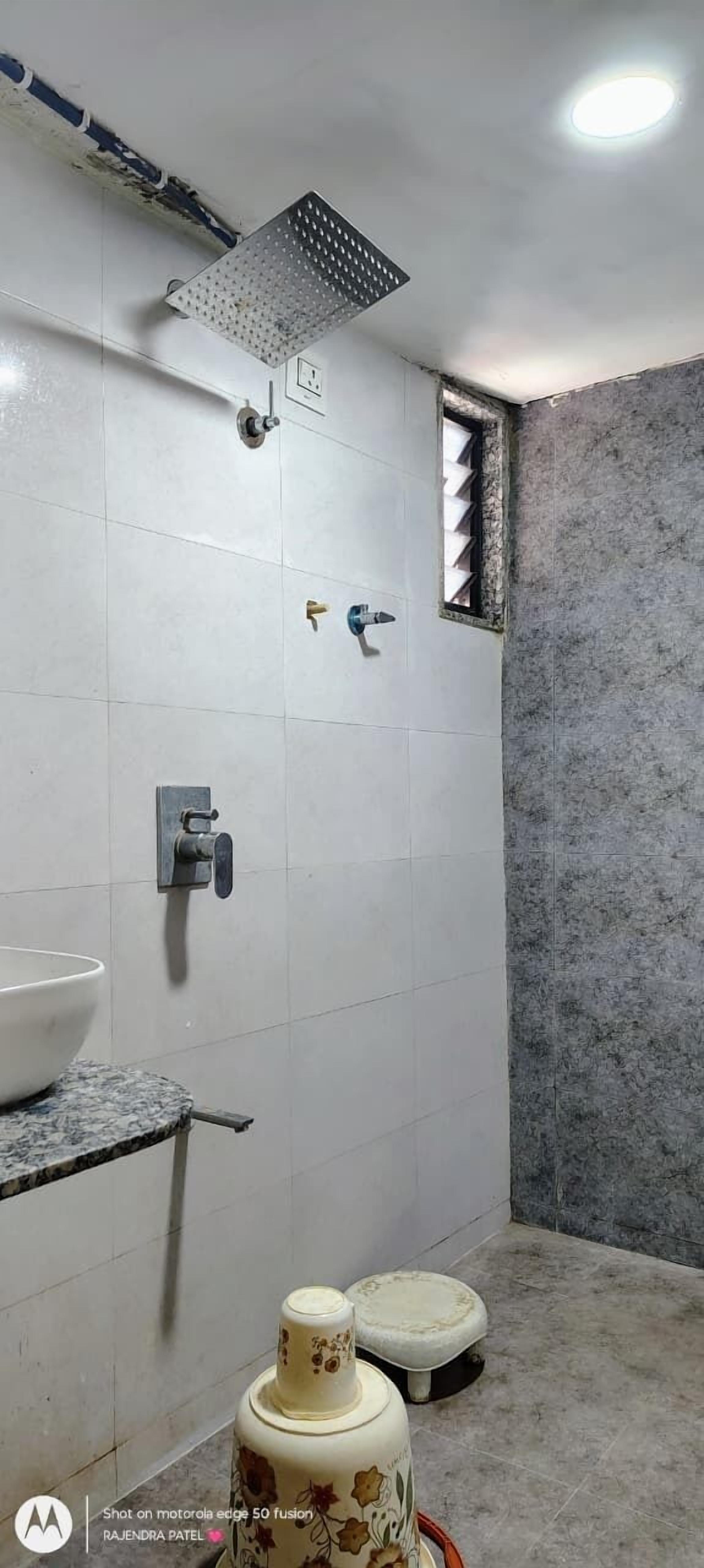 Basic-Zimmer | Badezimmer | Dusche, Regendusche, Designer-Toilettenartikel, Handtücher