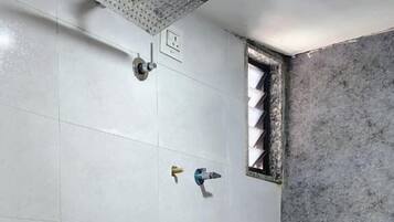 Basic-Zimmer | Badezimmer | Dusche, Regendusche, Designer-Toilettenartikel, Handtücher