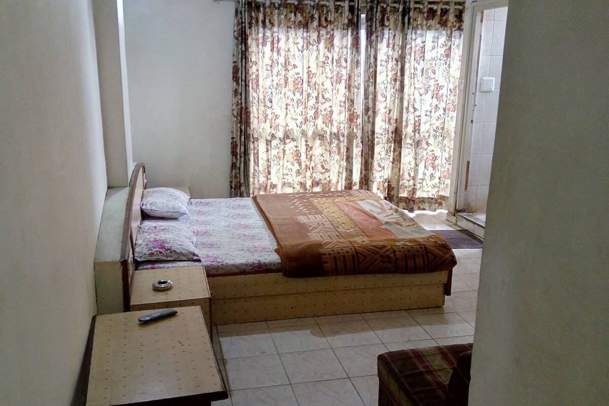 Basic Room | Egyptian cotton sheets, premium bedding, memory foam beds, desk