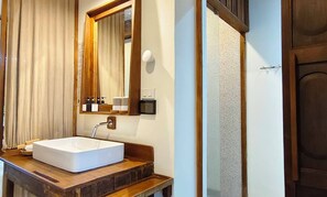 Habitación doble superior | Baño | Artículos de higiene personal gratuitos, secador de pelo y albornoces