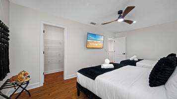 5 sovrum, skrivbord, strykjärn/strykbräda och resesäng