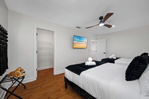 5 sovrum, skrivbord, strykjärn/strykbräda och resesäng