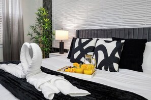 5 Schlafzimmer, Schreibtisch, Bügeleisen/Bügelbrett, Reisekinderbett
