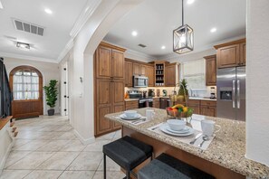 Micro-ondes, four, plaque de cuisson, lave-vaisselle