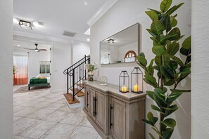 5 chambres, bureau, fer et planche à repasser, lit parapluie